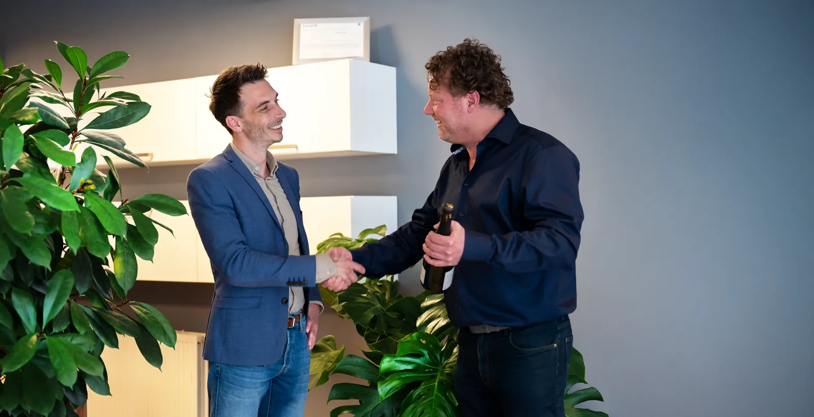 Handdruk na een geslaagd bod op een woning